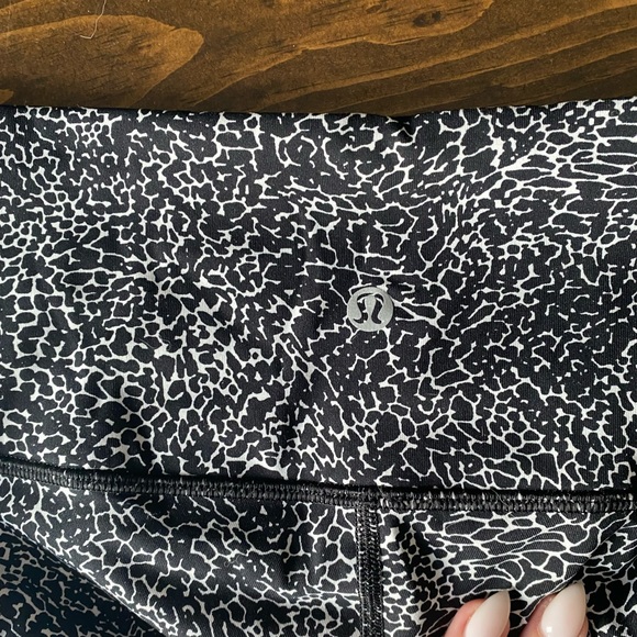 NWOT Lululemon WunderUnders - Picture 2 of 3